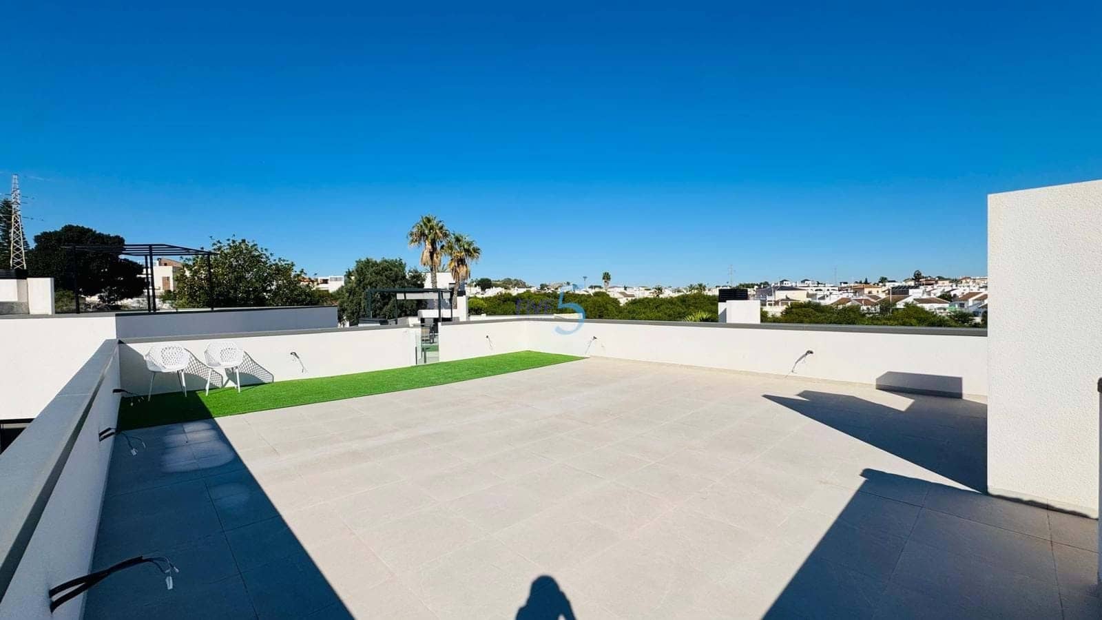 Chalet de 3 habitaciones en Villamartin en venta con piscina garaje - 502.000 € (Ref: 9624094)