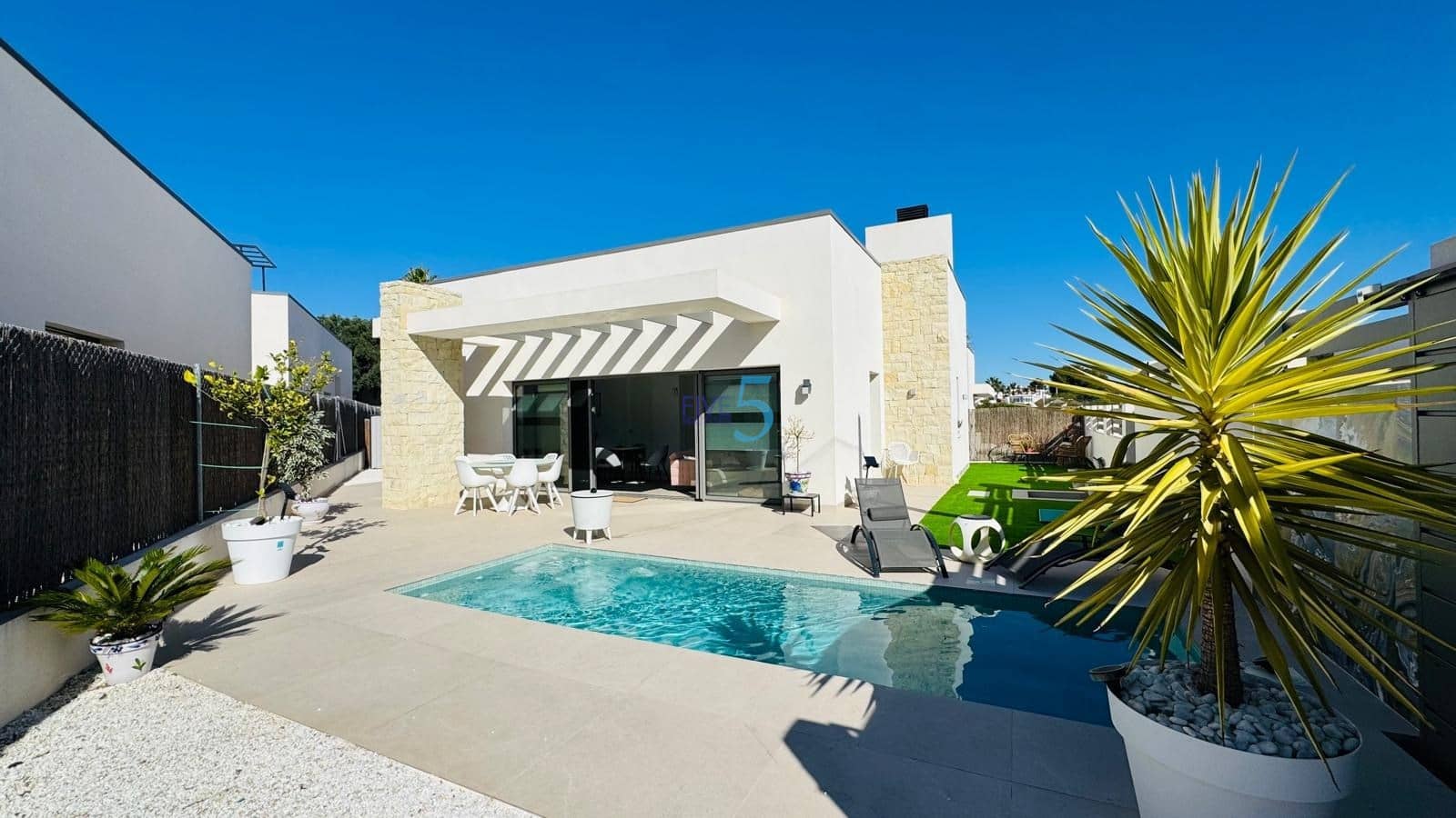 Chalet de 3 habitaciones en Villamartin en venta con piscina garaje - 502.000 € (Ref: 9624094)