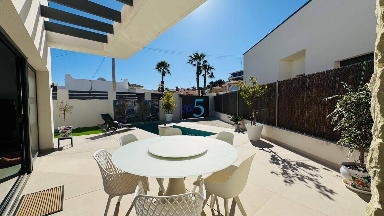 Chalet de 3 habitaciones en Villamartin en venta con piscina garaje - 502.000 € (Ref: 9624094)