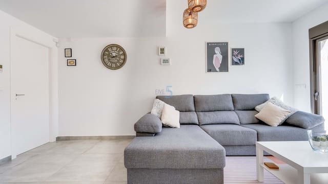 Casa de 3 habitaciones en Villamartin, Orihuela en venta con piscina - 339.000 € (Ref: 9628434)