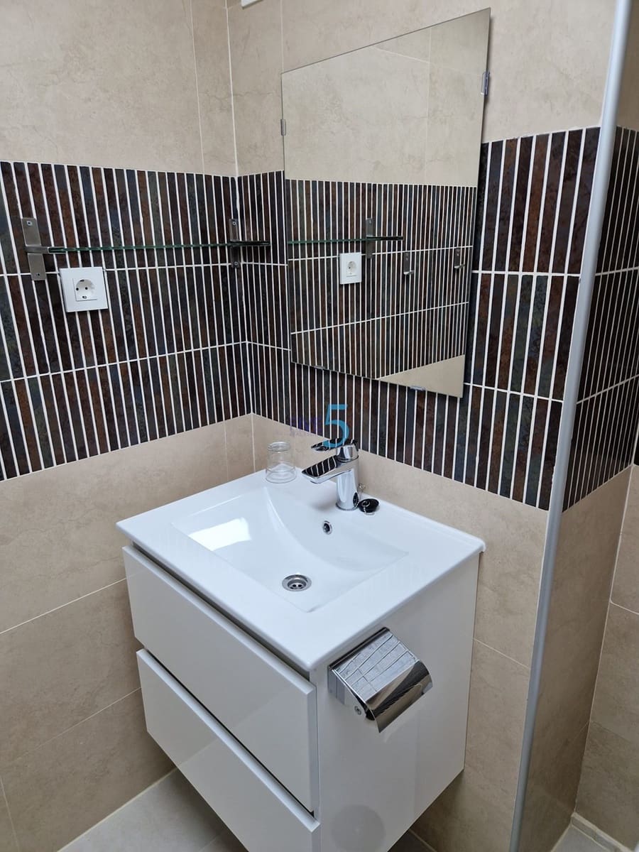 2 soverom Leilighet til salgs i Los Alcazares med svømmebasseng garasje - € 185 000 (Ref: 9631497)