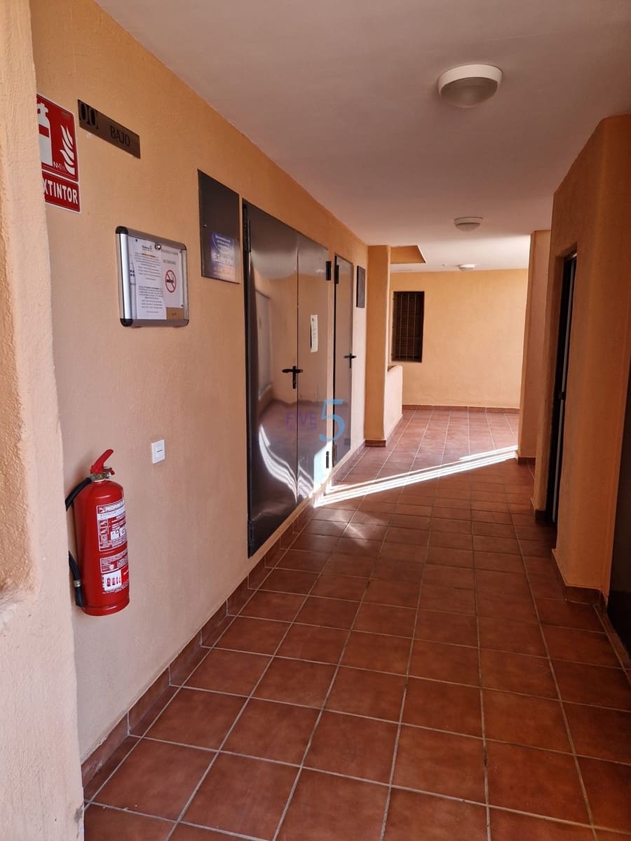 2 soverom Leilighet til salgs i Los Alcazares med svømmebasseng garasje - € 185 000 (Ref: 9631498)