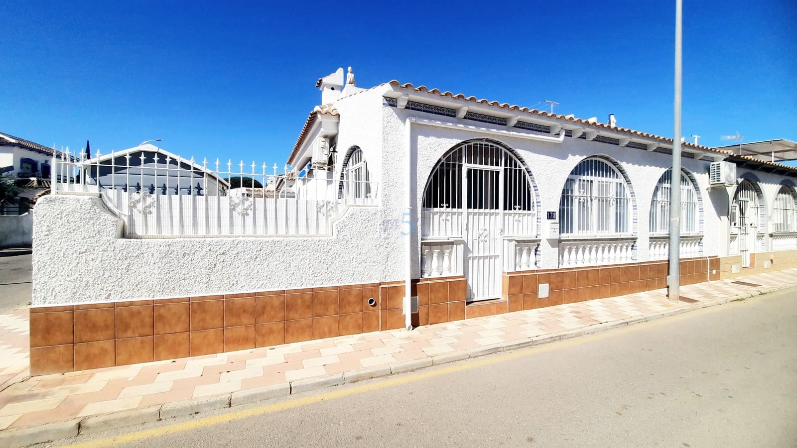 2 makuuhuone Bungalow myytävänä paikassa Los Alcazares mukana uima-altaan - 187 500 € (Ref: 9635221)