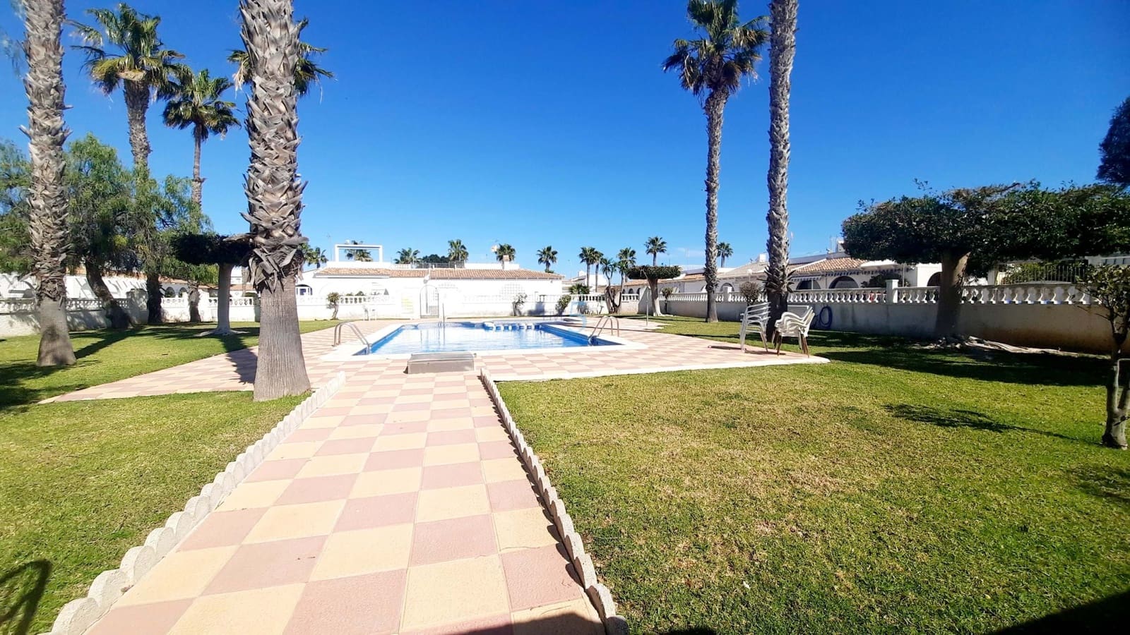 2 makuuhuone Bungalow myytävänä paikassa Los Alcazares mukana uima-altaan - 187 500 € (Ref: 9635221)