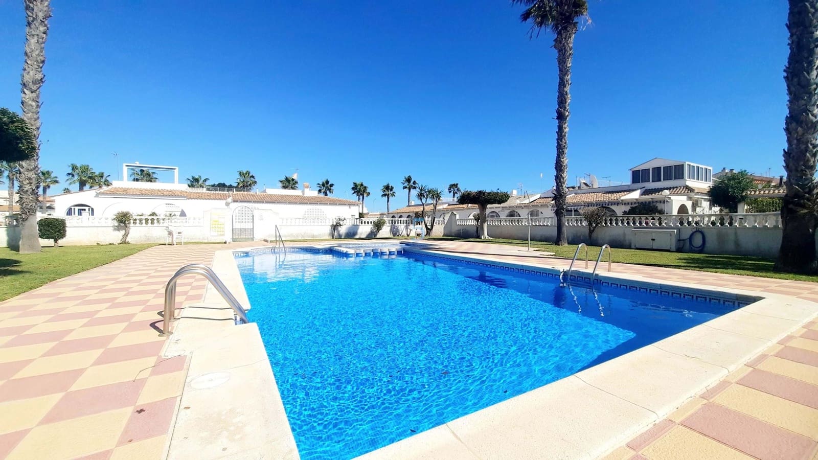 2 makuuhuone Bungalow myytävänä paikassa Los Alcazares mukana uima-altaan - 187 500 € (Ref: 9635221)