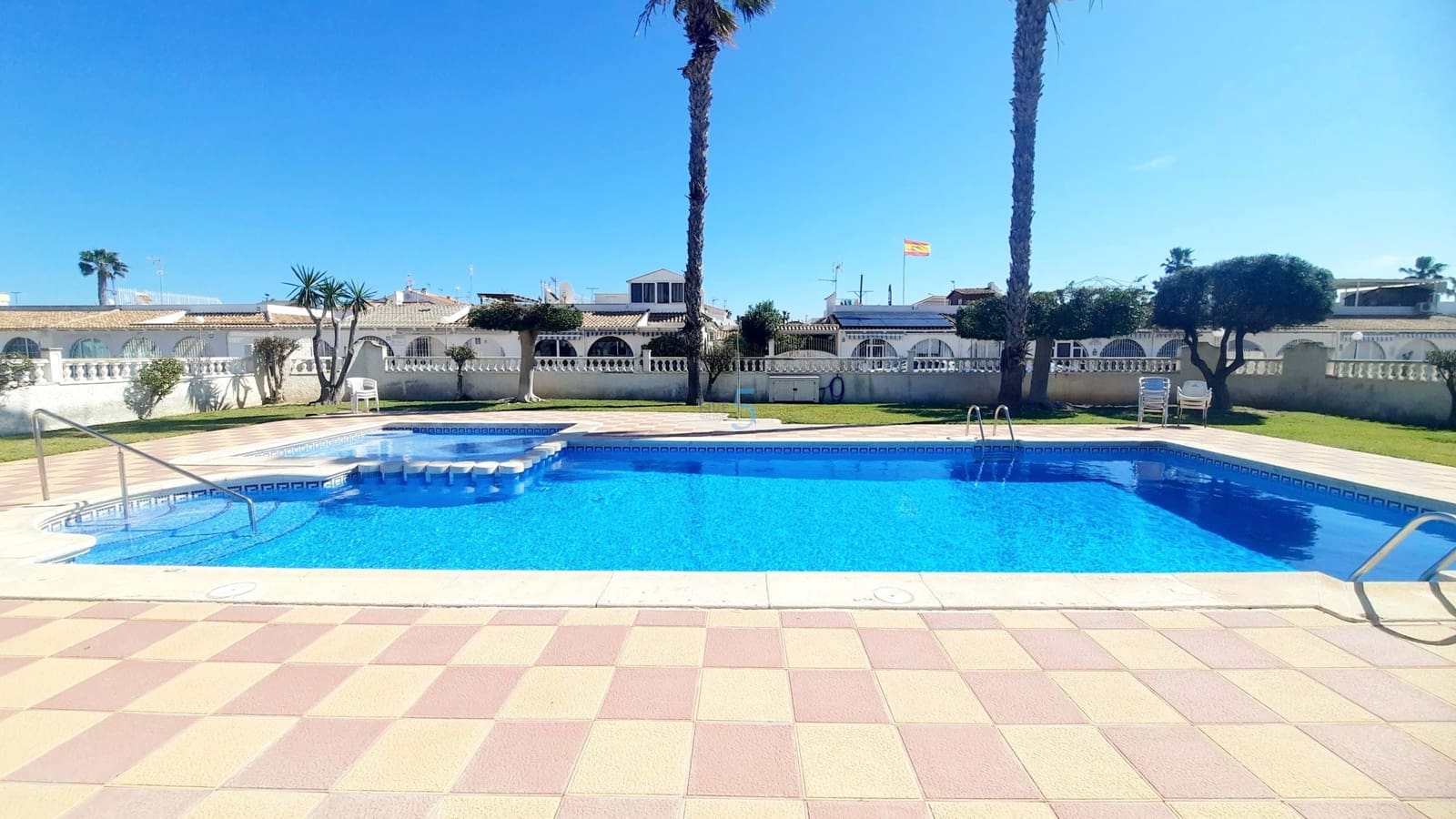 2 makuuhuone Bungalow myytävänä paikassa Los Alcazares mukana uima-altaan - 187 500 € (Ref: 9635221)