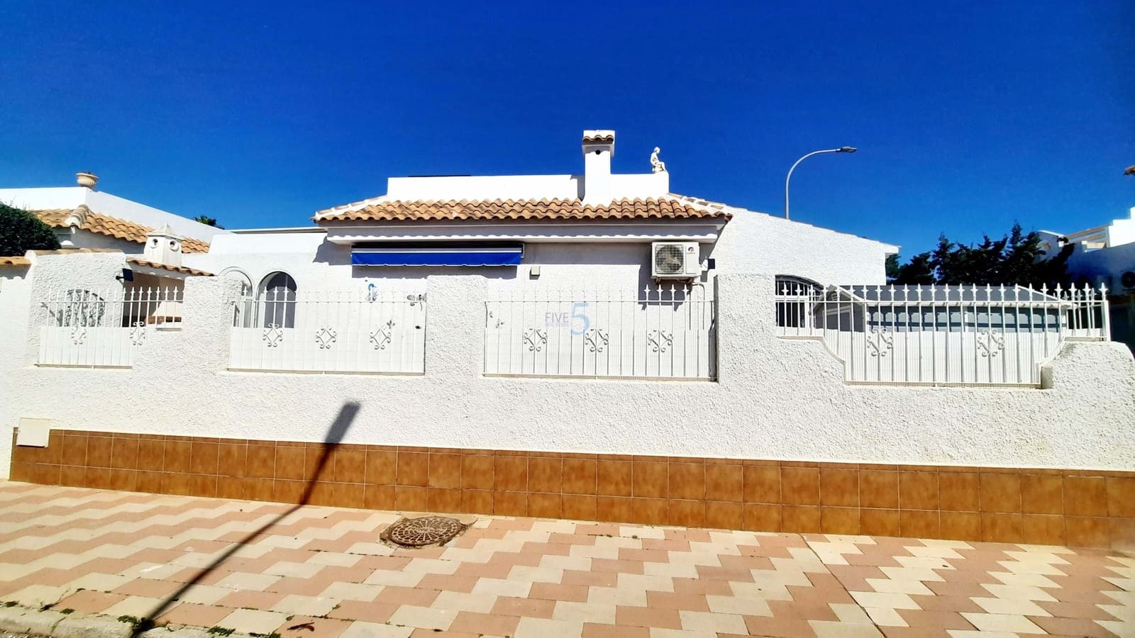 2 makuuhuone Bungalow myytävänä paikassa Los Alcazares mukana uima-altaan - 187 500 € (Ref: 9635221)