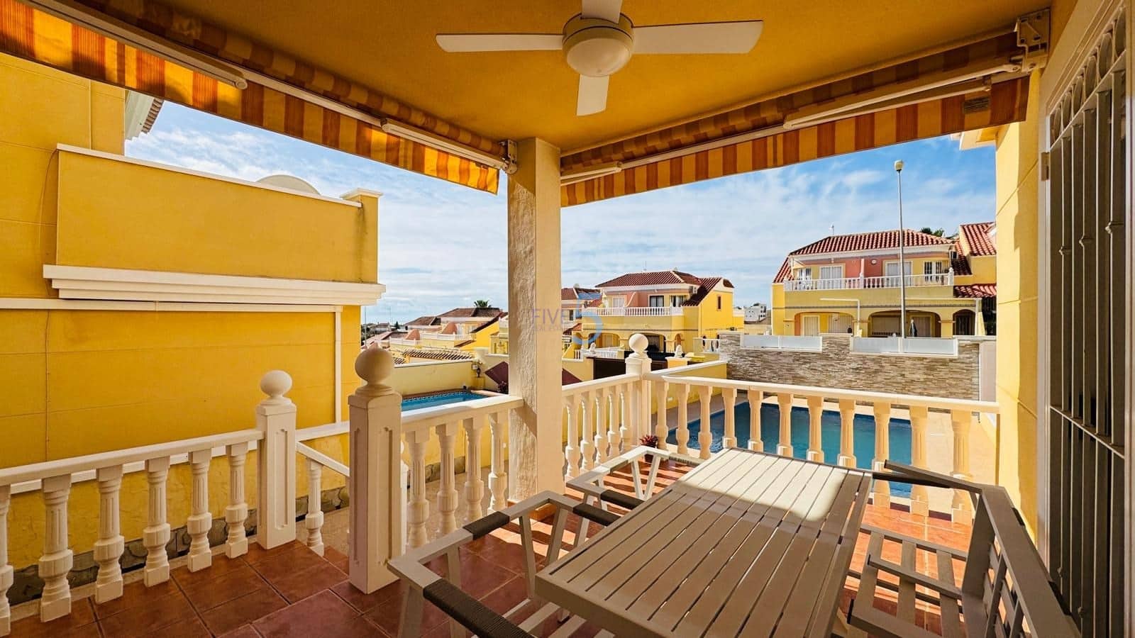 3 slaapkamer Villa te koop in Villamartin met zwembad garage - € 315.000 (Ref: 9657060)