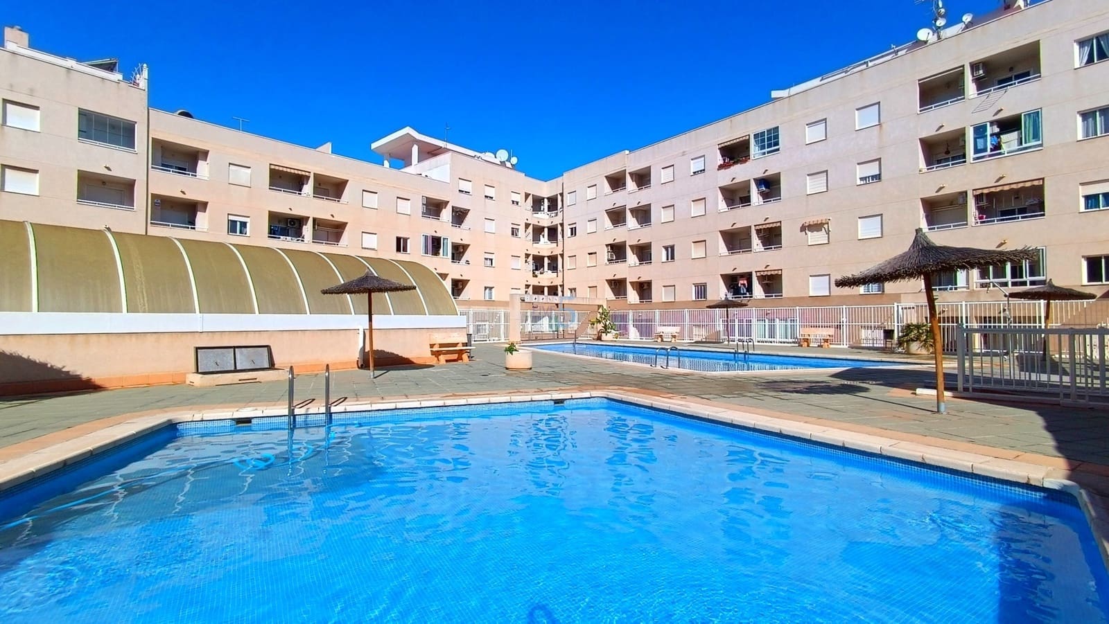 Apartamento de 2 habitaciones en Torrevieja en venta con piscina - 115.000 € (Ref: 9669248)