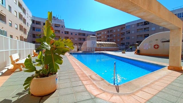 Apartamento de 2 habitaciones en Torrevieja en venta con piscina - 115.000 € (Ref: 9669248)