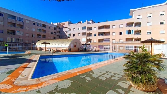 Apartamento de 2 habitaciones en Torrevieja en venta con piscina - 115.000 € (Ref: 9669248)
