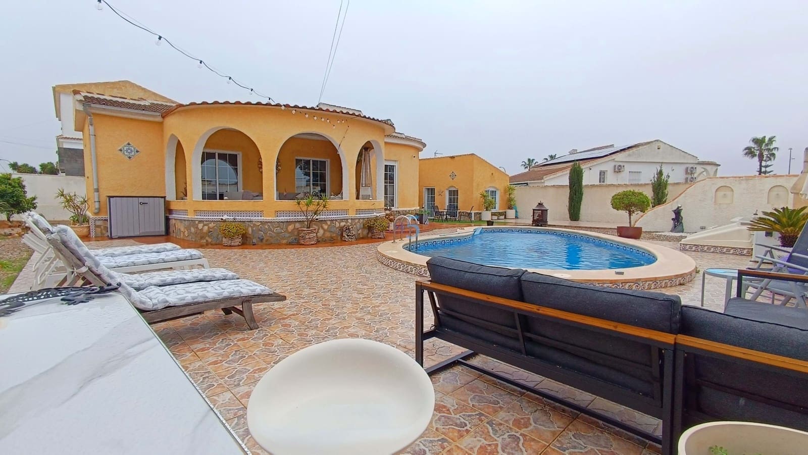 3 Zimmer Villa zu verkaufen in Torrevieja mit Pool - 410.000 € (Ref: 9672181)