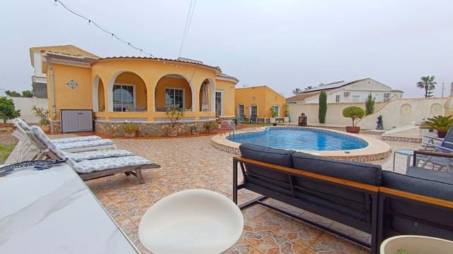 3 Zimmer Villa zu verkaufen in Torrevieja mit Pool - 410.000 € (Ref: 9672181)