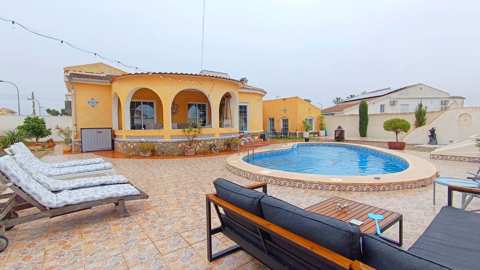 3 Zimmer Villa zu verkaufen in Torrevieja mit Pool - 410.000 € (Ref: 9672181)