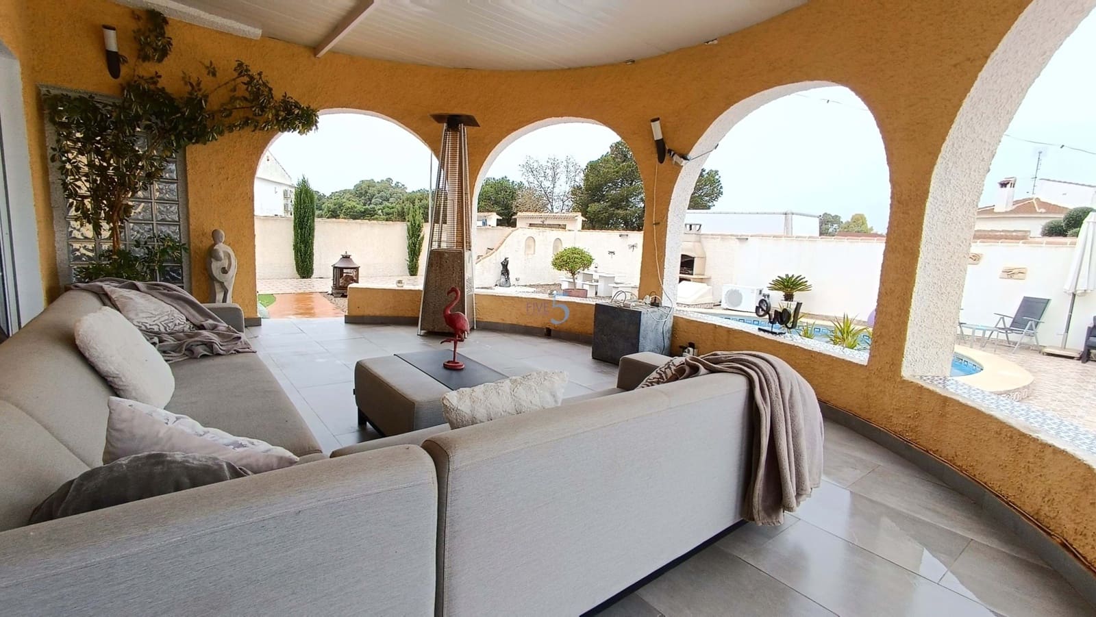 3 Zimmer Villa zu verkaufen in Torrevieja mit Pool - 410.000 € (Ref: 9672181)