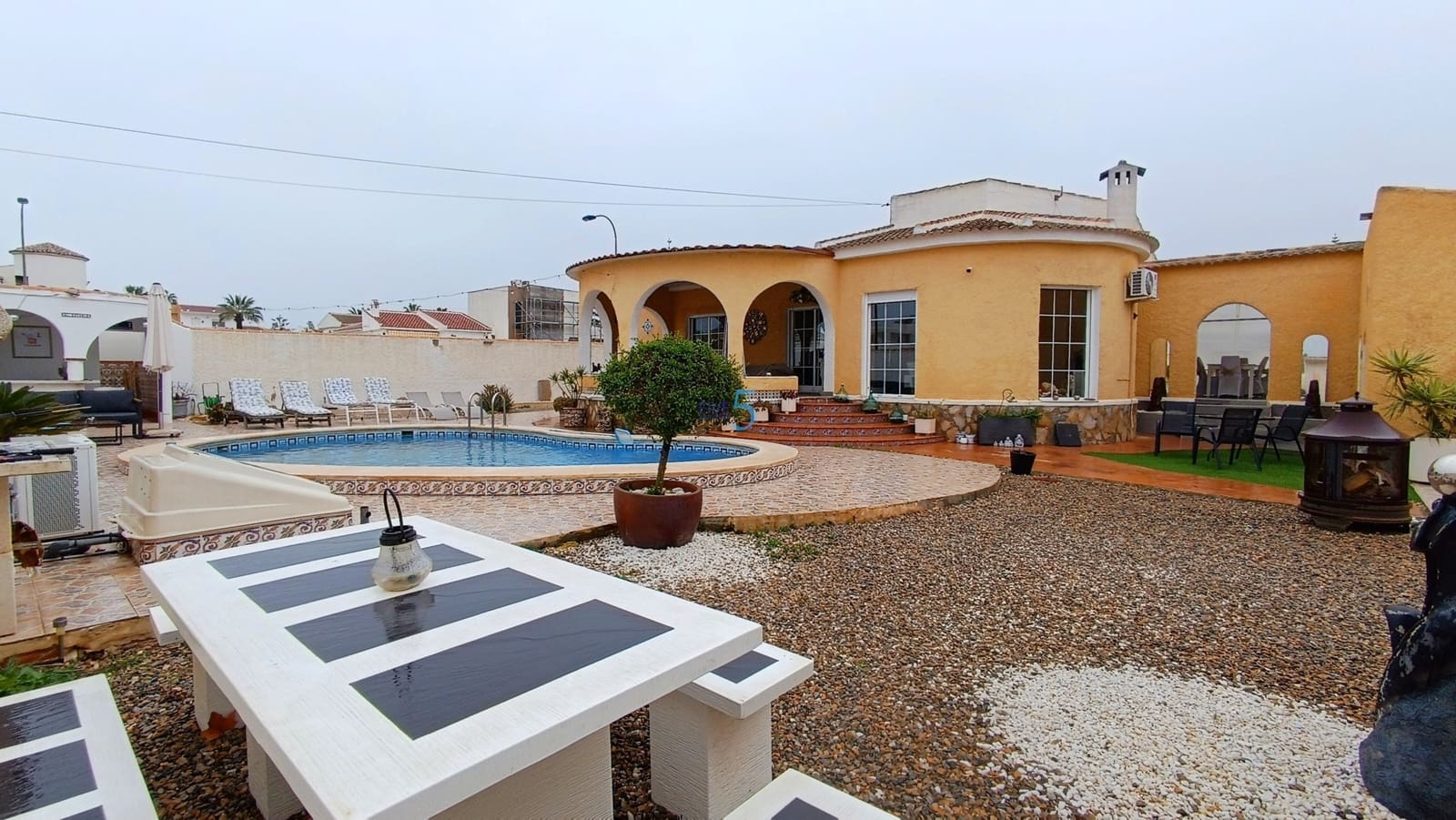 3 Zimmer Villa zu verkaufen in Torrevieja mit Pool - 410.000 € (Ref: 9672181)