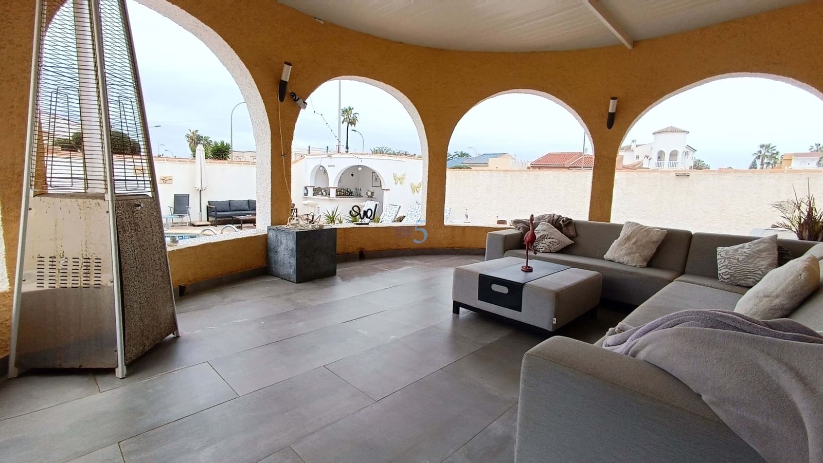 3 Zimmer Villa zu verkaufen in Torrevieja mit Pool - 410.000 € (Ref: 9672181)