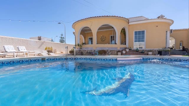 3 sypialnia Willa na sprzedaż w Torrevieja z basenem - 410 000 € (Ref: 9672181)