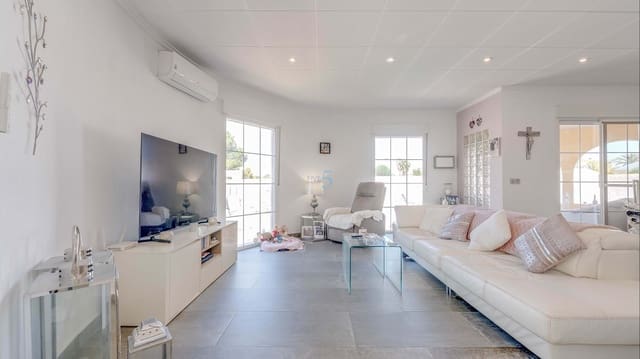 3 sypialnia Willa na sprzedaż w Torrevieja z basenem - 410 000 € (Ref: 9672181)