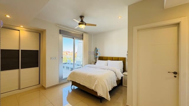 3 soverom Villa til salgs i Villamartin, Orihuela med svømmebasseng garasje - € 550 000 (Ref: 9687673)