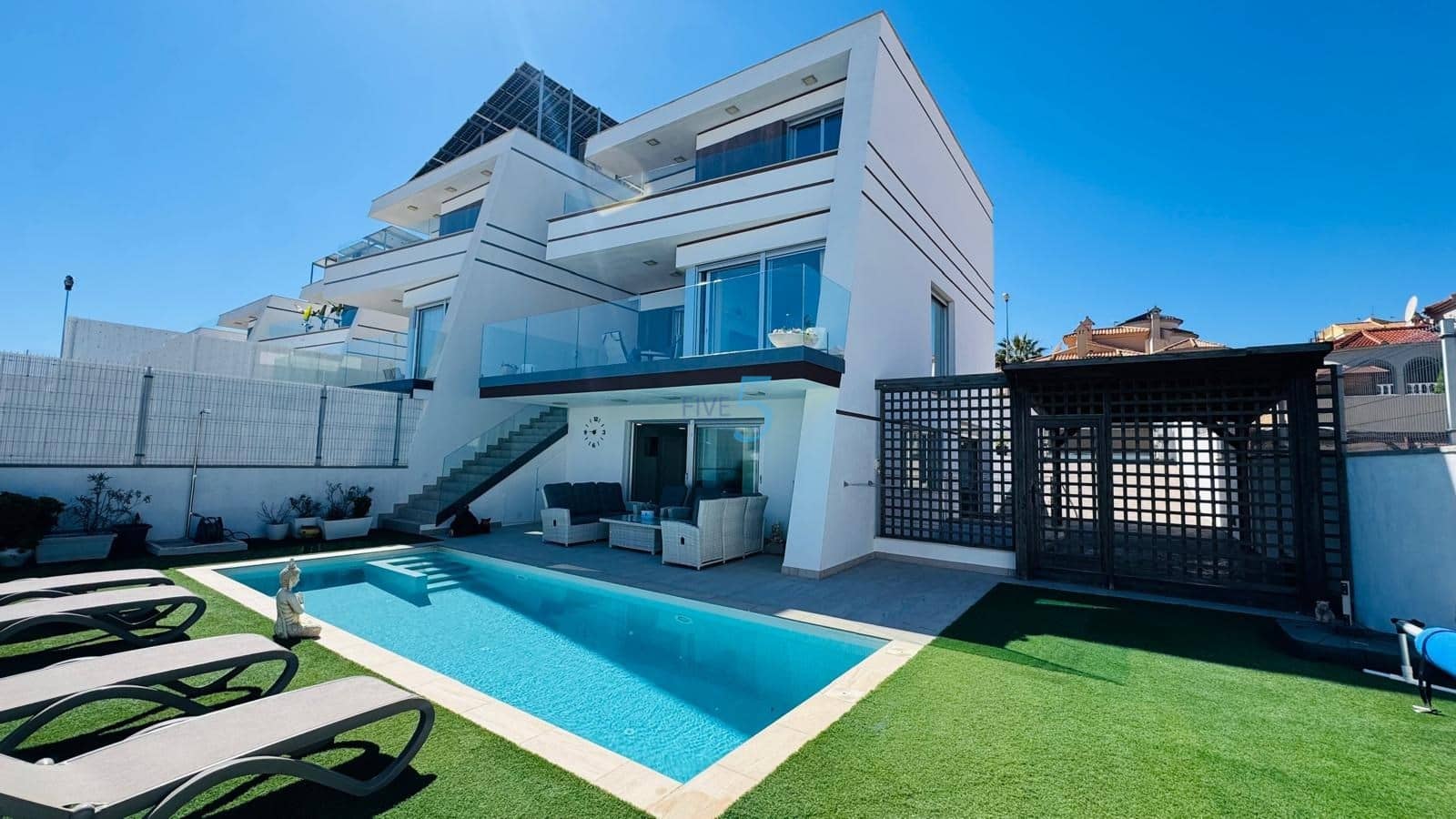 3 soverom Villa til salgs i Villamartin med svømmebasseng garasje - € 550 000 (Ref: 9687673)