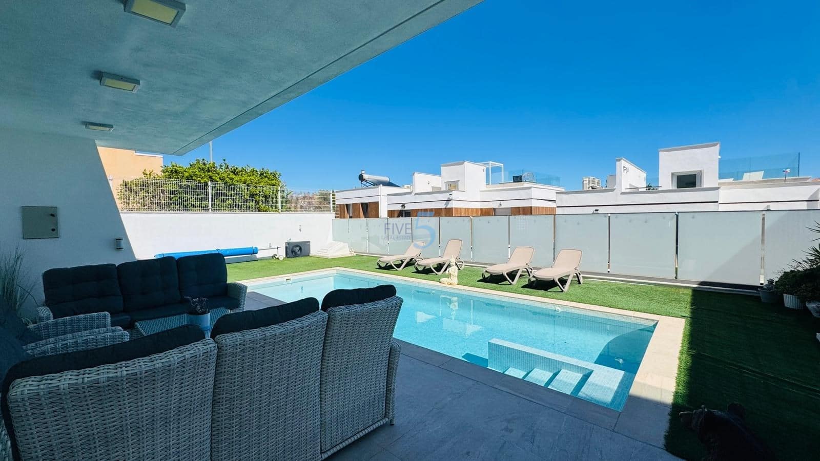 3 soverom Villa til salgs i Villamartin med svømmebasseng garasje - € 550 000 (Ref: 9687673)