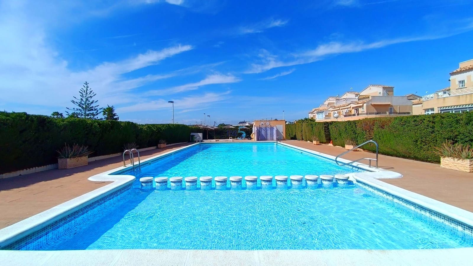 2 quarto Casa em Banda para venda em Torrevieja com piscina - 185 000 € (Ref: 9697778)