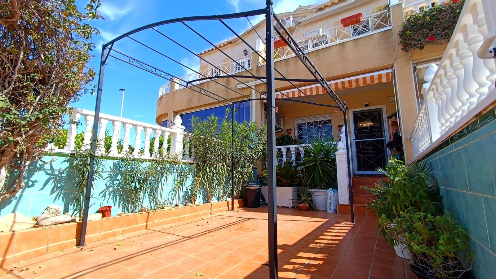 2 quarto Casa em Banda para venda em Torrevieja com piscina - 185 000 € (Ref: 9697778)