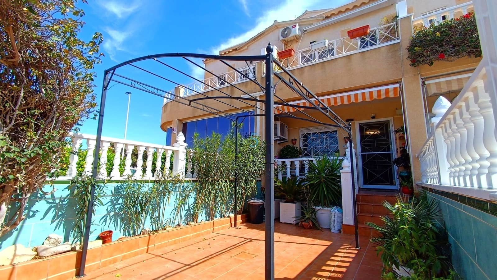 2 quarto Casa em Banda para venda em Torrevieja com piscina - 185 000 € (Ref: 9697778)