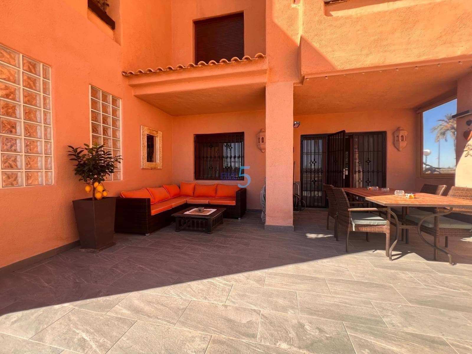 3 makuuhuone Huoneisto myytävänä paikassa Los Alcazares mukana uima-altaan 
autotalli - 265 000 € (Ref: 9713902)