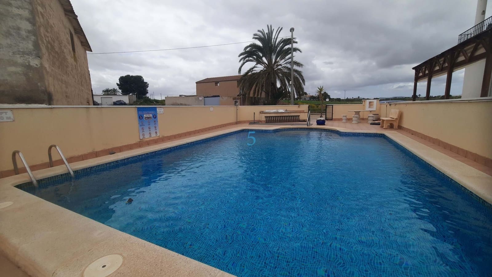 3 soveværelse Semi-Rækkehus til salg i Casas Blancas med swimmingpool - € 129.999 (Ref: 9725028)