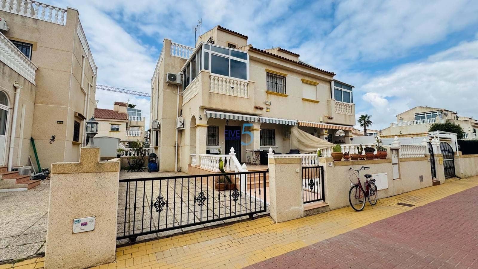 2 Zimmer Haus zu verkaufen in Torrevieja mit Pool - 195.000 € (Ref: 9727537)
