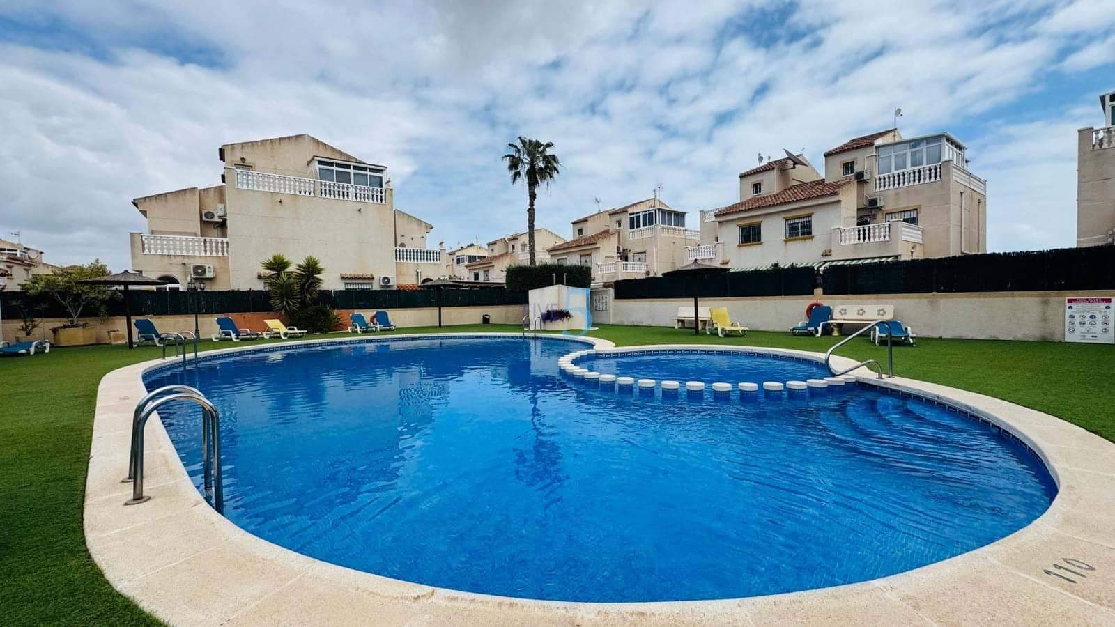 2 Zimmer Haus zu verkaufen in Torrevieja mit Pool - 195.000 € (Ref: 9727537)