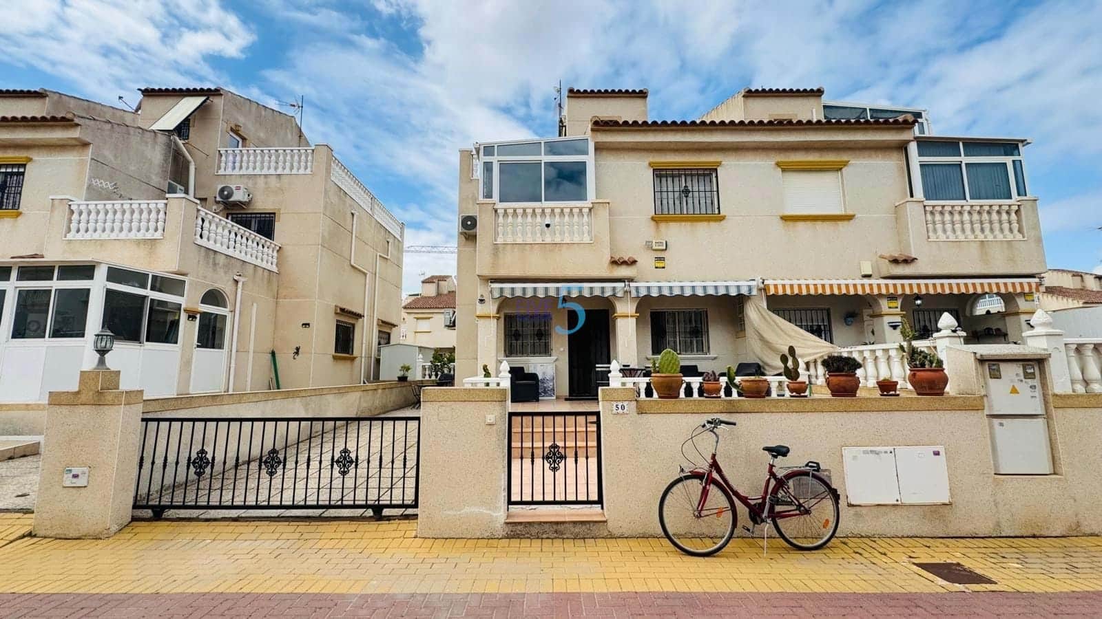 2 Zimmer Haus zu verkaufen in Torrevieja mit Pool - 195.000 € (Ref: 9727537)