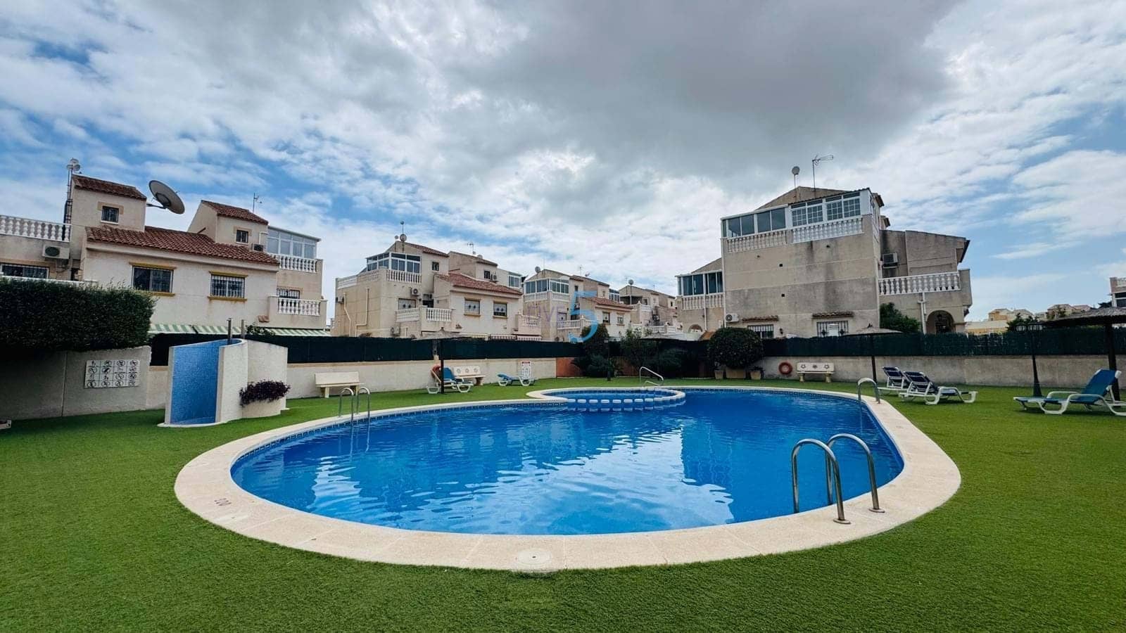 2 Zimmer Haus zu verkaufen in Torrevieja mit Pool - 195.000 € (Ref: 9727537)