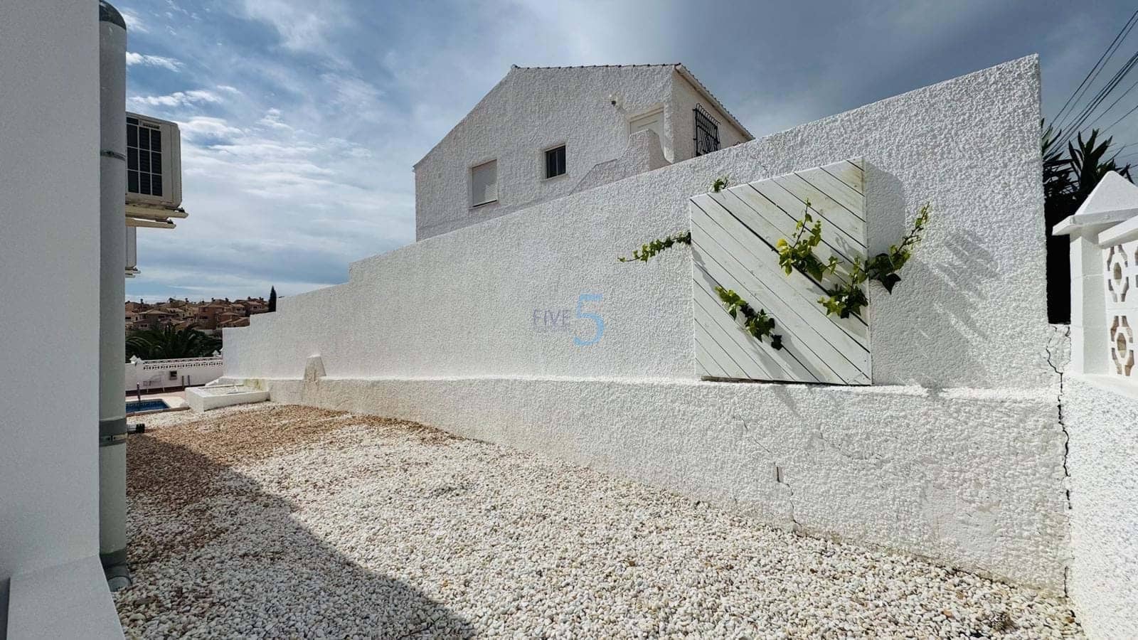 3 makuuhuone Huvila myytävänä paikassa Villamartin mukana uima-altaan - 410 000 € (Ref: 9731160)