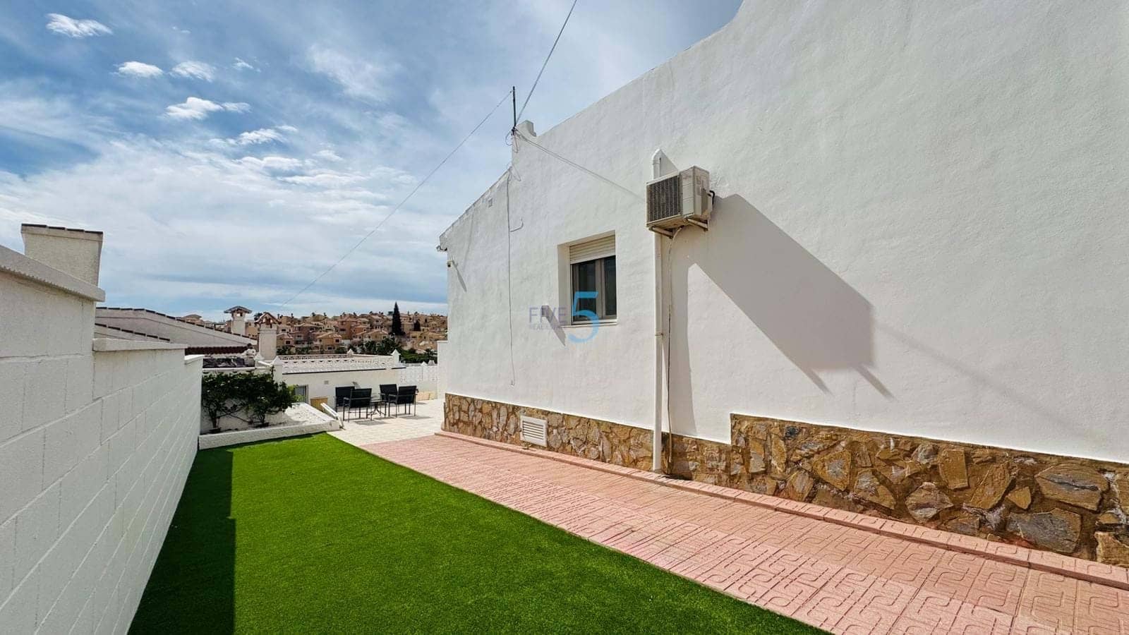 3 makuuhuone Huvila myytävänä paikassa Villamartin mukana uima-altaan - 410 000 € (Ref: 9731160)