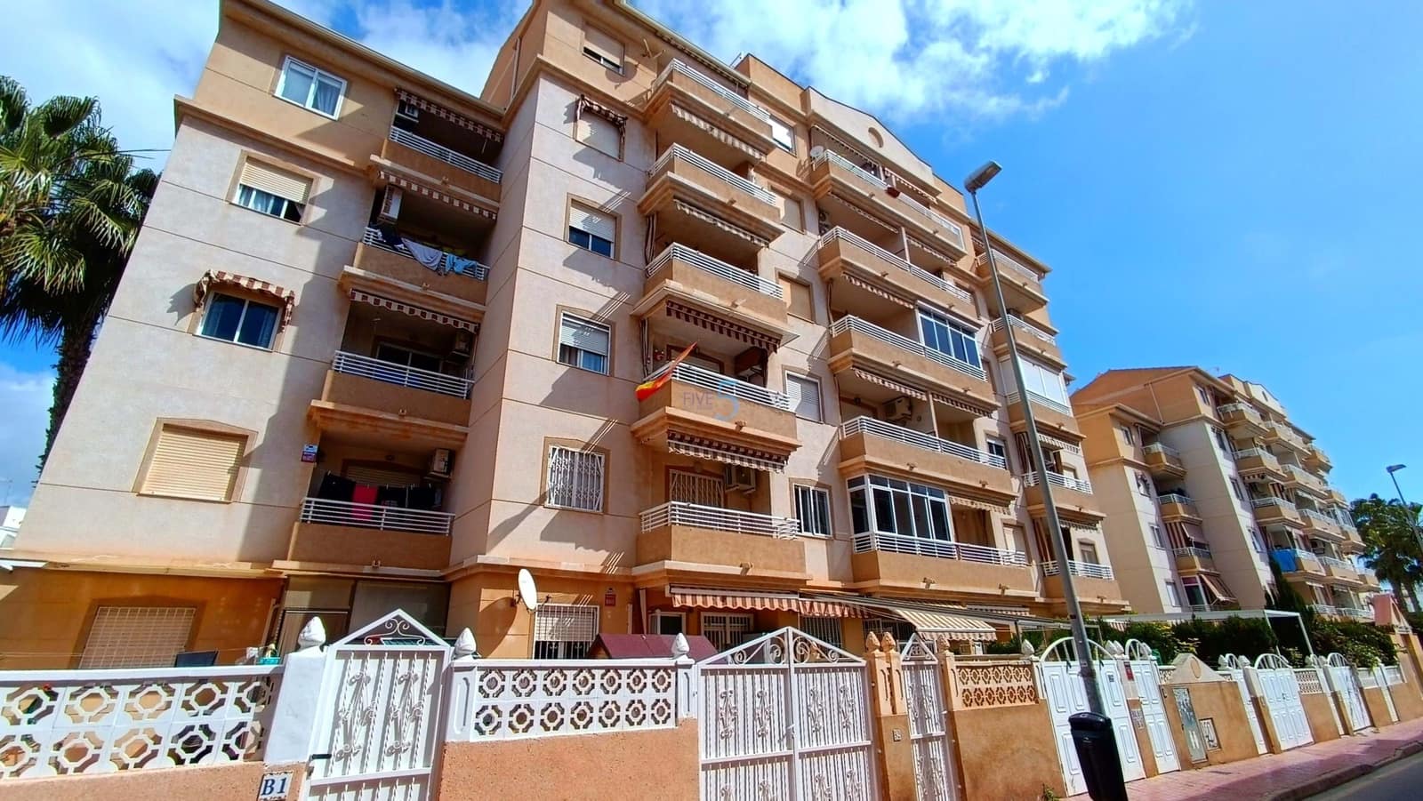 2 bedroom Apartment for sale in Torrevieja with pool garage - € 125,000 (Ref: 9731161)