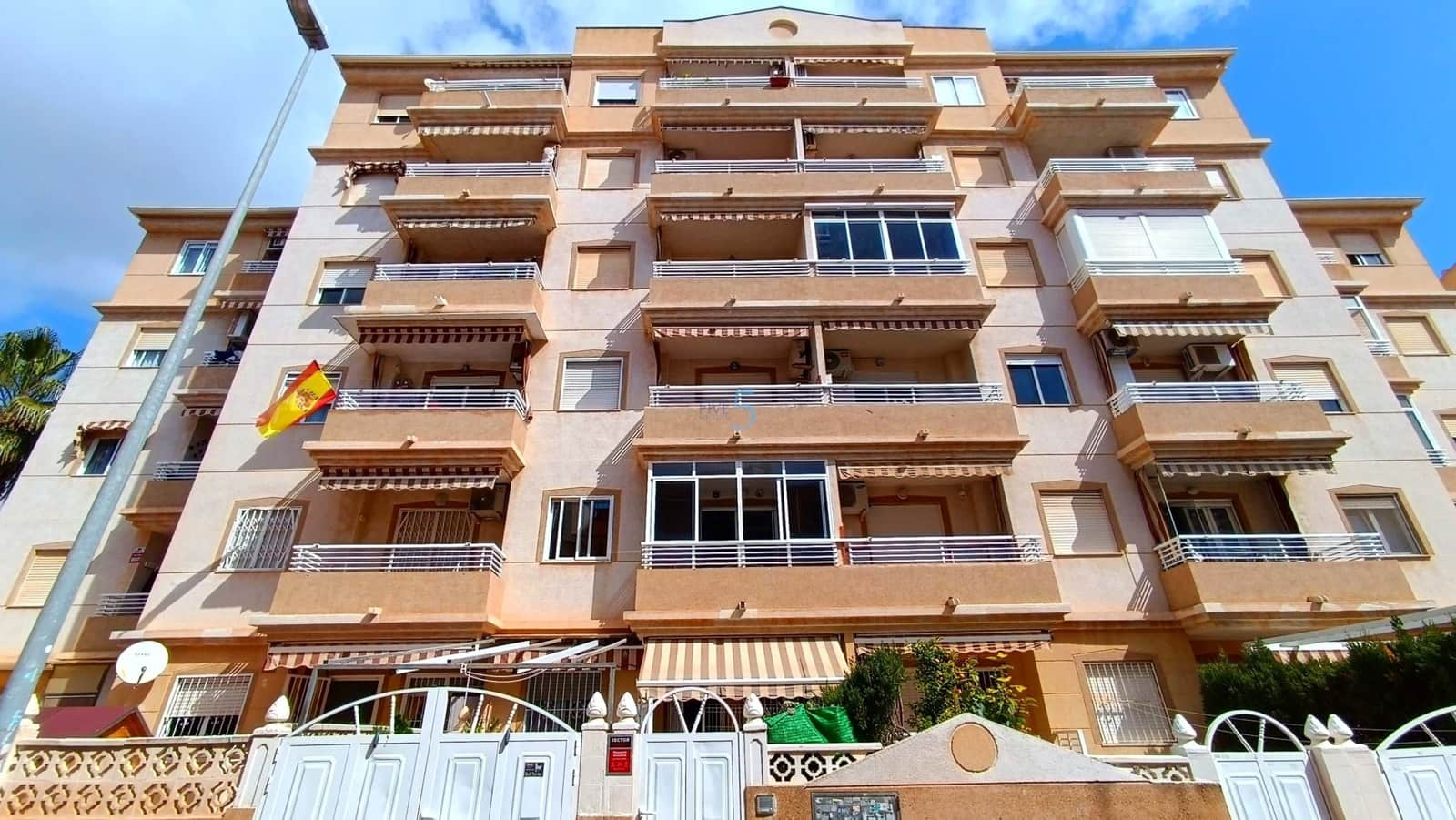 2 bedroom Apartment for sale in Torrevieja with pool garage - € 125,000 (Ref: 9731161)