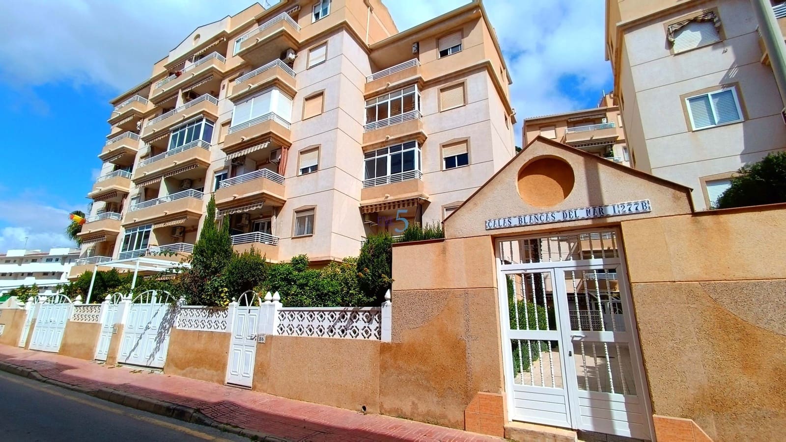 2 bedroom Apartment for sale in Torrevieja with pool garage - € 125,000 (Ref: 9731161)