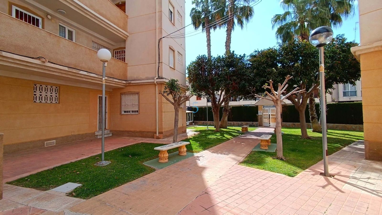 2 bedroom Apartment for sale in Torrevieja with pool garage - € 125,000 (Ref: 9731161)