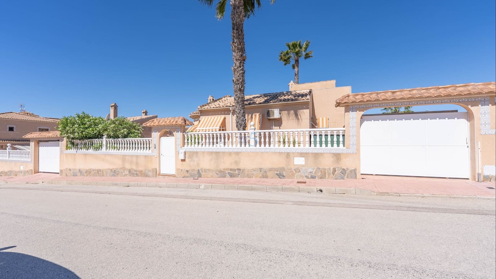 2 soveværelse Villa til salg i Rojales med swimmingpool - € 340.000 (Ref: 9736013)