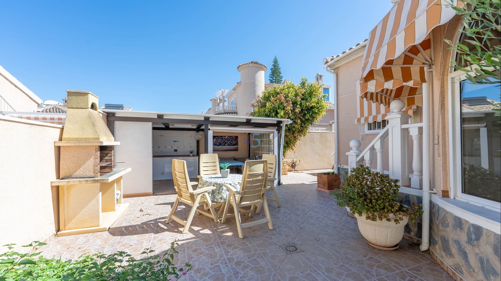 2 soveværelse Villa til salg i Rojales med swimmingpool - € 340.000 (Ref: 9736013)