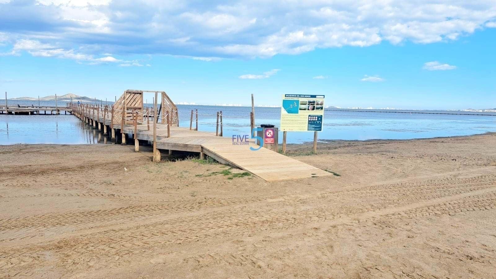 2 quarto Bungalow para venda em Los Urrutias com piscina - 145 000 € (Ref: 9737747)