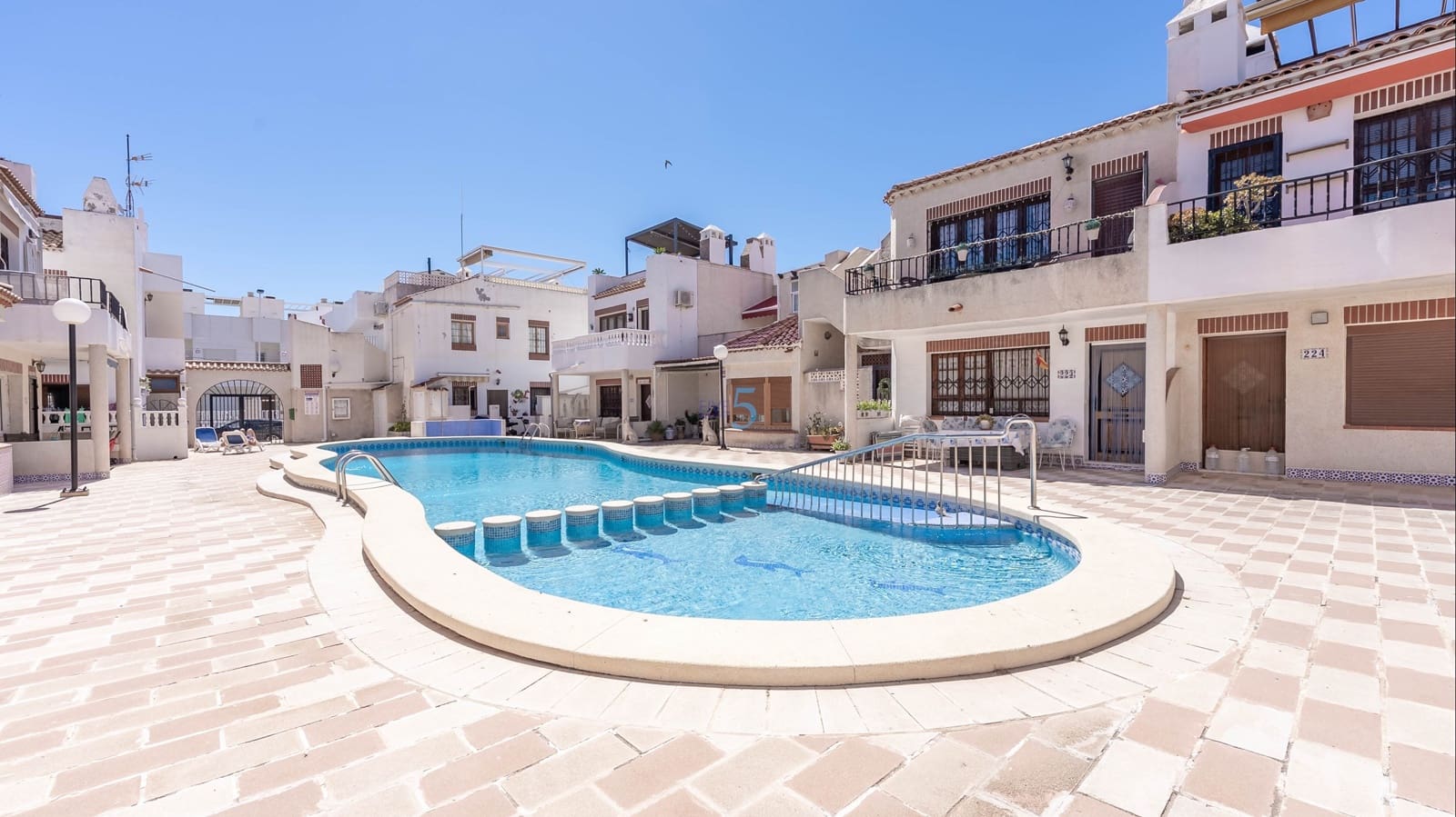2 soveværelse Lejlighed til salg i Torrevieja med swimmingpool - € 179.995 (Ref: 9739287)