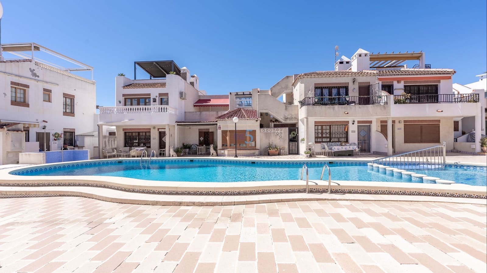 2 soveværelse Lejlighed til salg i Torrevieja med swimmingpool - € 179.995 (Ref: 9739287)