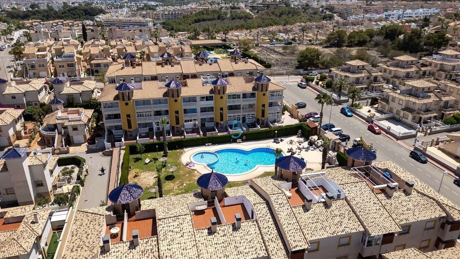 Apartamento de 2 habitaciones en Villamartin en venta con piscina - 139.900 € (Ref: 9743054)