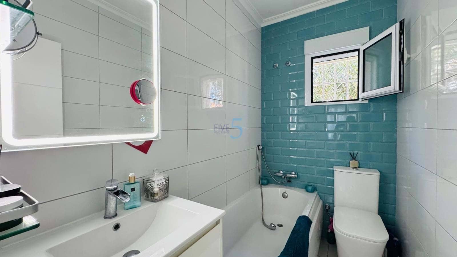 Chalet de 3 habitaciones en Villamartin en venta con piscina garaje - 385.000 € (Ref: 9747287)