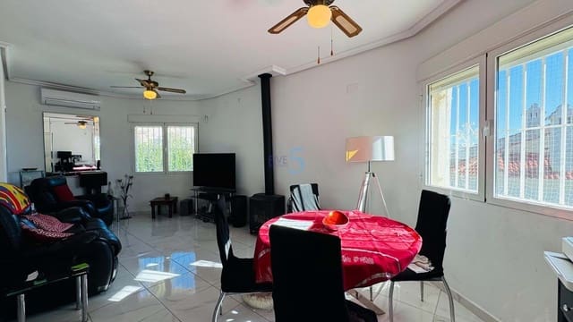 Chalet de 3 habitaciones en Villamartin, Orihuela en venta con piscina garaje - 385.000 € (Ref: 9747287)