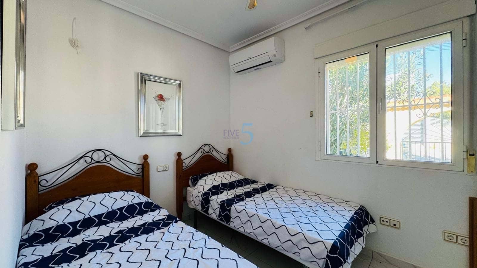 Chalet de 3 habitaciones en Villamartin en venta con piscina garaje - 385.000 € (Ref: 9747287)